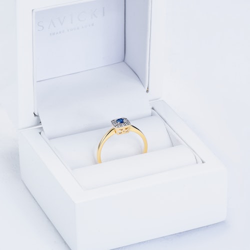 Pierścionek zaręczynowy SAVICKI: dwukolorowe złoto, niebieski szafir, diamenty